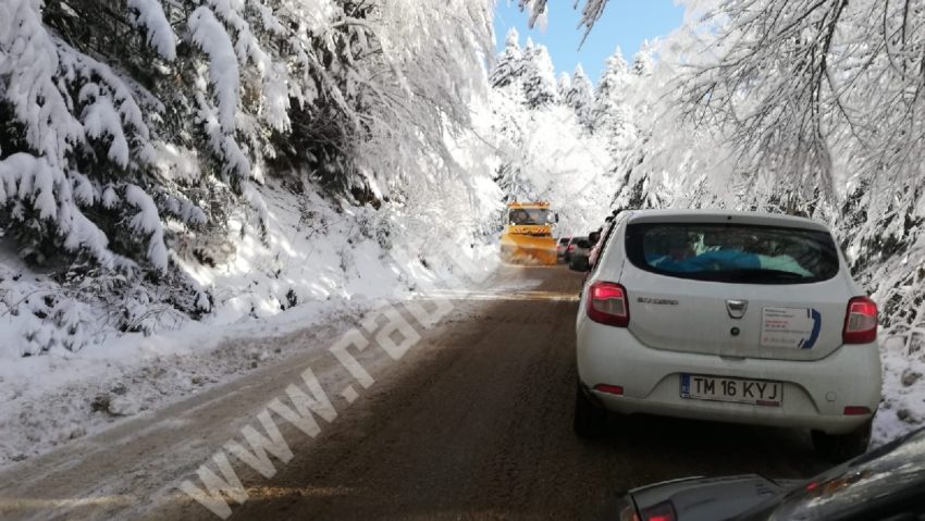 [AUDIO] Munții Banatului sunt în atenția autorităților județene. Drumurile spre Semenic și Muntele Mic sunt deschise, dar se circulă în condiții de iarnă