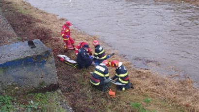 Un bărbat a căzut în Bârzava. Pompierii militari din Reşiţa au încercat în zadar să-l resusciteze