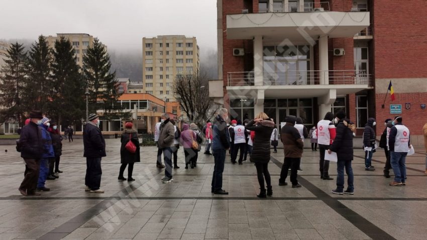 Sanitas a pichetat astăzi, sediul Prefecturii Caraș-Severin în semn de protest faţă de decizia Guvernului de a îngheţa salariile