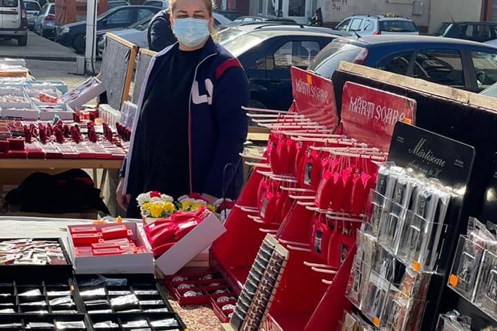 [AUDIO] Vine, vine primăvara! Se găsesc mărţişoare şi flori în cele două pieţe agroalimentare din Reşiţa