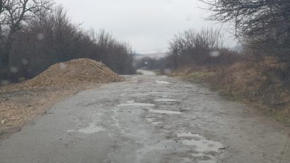 [AUDIO-FOTO]Drumul Judeţean 571C spre zona turistică Beuşniţa-Cheile Nerei, devastat de intemperii şi nebăgat în seamă de nimeni