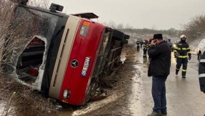 [FOTO] Autobuz răsturnat pe DN 57! Şase persoane au fost transportate la spital