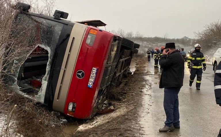 [FOTO] Autobuz răsturnat pe DN 57! Şase persoane au fost transportate la spital