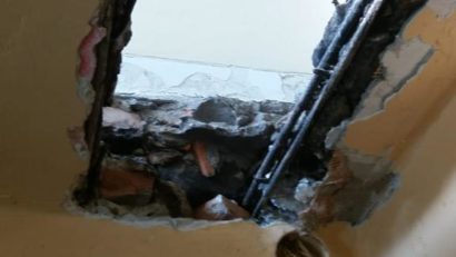 [AUDIO -FOTO] ,,Norocos,, un orăviţean a scăpat cu viaţa dar s-a ales cu tavanul, de la apartament, distrus