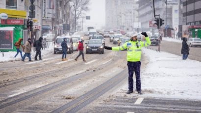 [AUDIO] Poliţia recomandă pietonilor şi şoferilor să fie precauţi în trafic