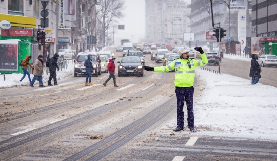 [AUDIO] Poliţia recomandă pietonilor şi şoferilor să fie precauţi în trafic