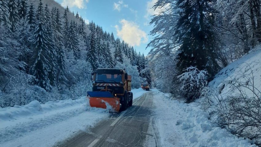 Se circulă în condiții de iarnă pe drumurile din Caraş-Severin. Drumarii acționează cu material antiderapant