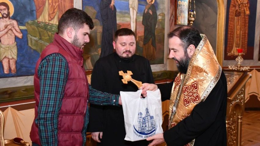 [FOTO-AUDIO]Episcopia Caransebeşului se implică în salvarea tânărului Ionuţ