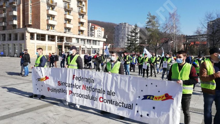 [FOTO-AUDIO] Sindicaliștii au pichetat Prefectura Caraș-Severin. Din nou!