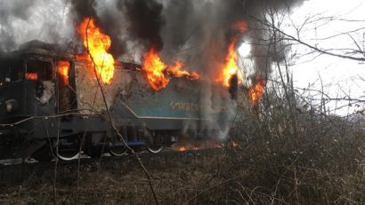 Echipele ISU Caraș-Severin intervin pentru stingerea incendiului la locomotiva unui tren privat de marfă