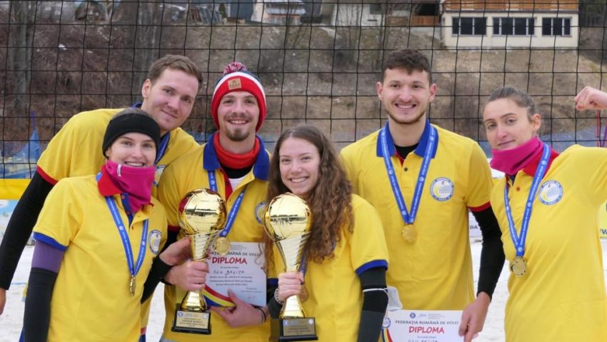 [FOTO-AUDIO]CS Universitatea Reşiţa a câştigat ambele titluri de campioană la volei pe zăpadă, la feminin şi masculin