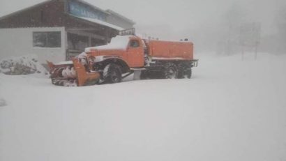 [FOTO-AUDIO]În Caraş-Severin se circulă în condiţii de iarnă. Pe Semenic, „Zăpada mieilor” a troienit drumul şi a înzăpezit chiar şi utilajele de deszăpezire