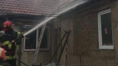 Intervenţie de urgență a pompierilor pentru stingerea unui incendiu la o casă din Caransebeş