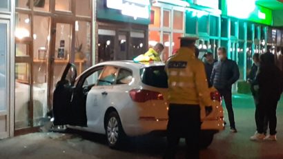 [FOTO-AUDIO] Cu taximetrul în fast food ! În această seară, accident fără victime în zona Complexului Hehn din Reşiţa