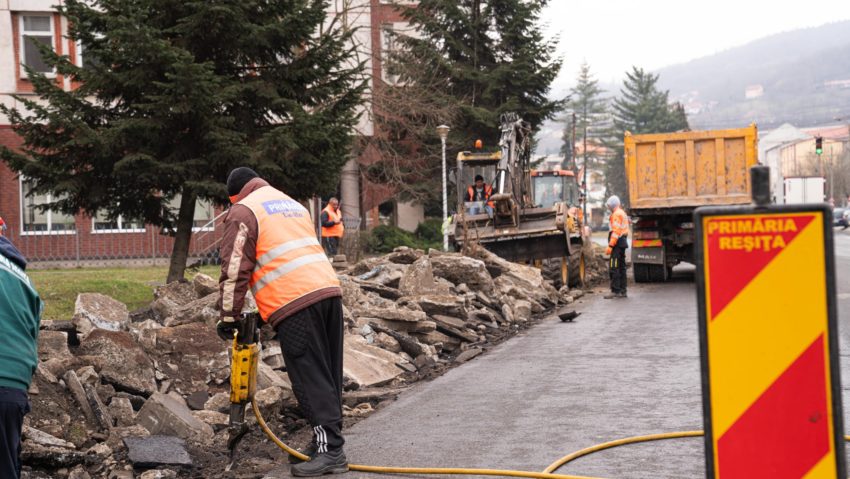 Se reface trotuarul şi spaţiul verde de pe Bulevardul Alexandru Ioan Cuza din Reşiţa