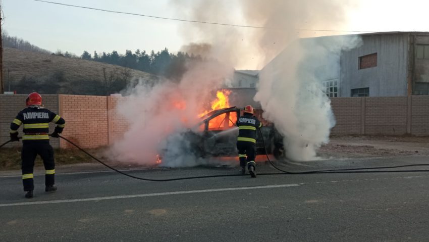 [FOTO-VIDEO] A luat foc în timpul mersului