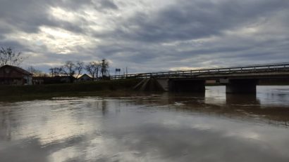 Pericolul de inundaţie se menţine în vestul ţării. Apa a depăşit cotele pe Pogăniş şi Bârzava