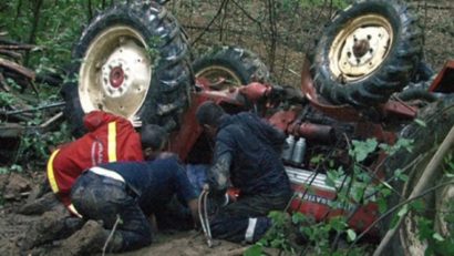 Tractorist strivit de utilajul pe care îl conducea