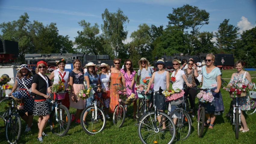 [AUDIO] Skirt Bike Reşiţa 2021 – feminitate și flori pe biciclete astăzi, în ziua de Florii!