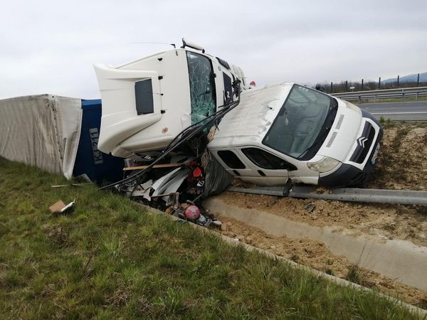 [FOTO] Grav accident rutier pe A1, în apropiere de Margina. O persoană a fost rănită