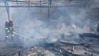 [FOTO] Foc la Memento! Pompierii reşiţeni au intervenit pentru lichidarea incendiului