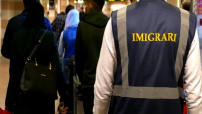 Nouă cetăţeni străini, îndepărtaţi sub escortă de poliţiştii de la Imigrări