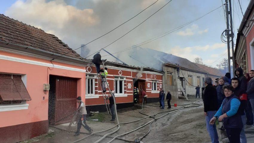 [FOTO] Mai multe familii din Caraș-Severin au rămas fără acoperiș deasupra capului