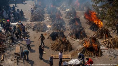 În India, creştere alarmantă a cazurilor Covid-19. Persoanele decedate din cauza virusului sunt incinerate în masă în aer liber