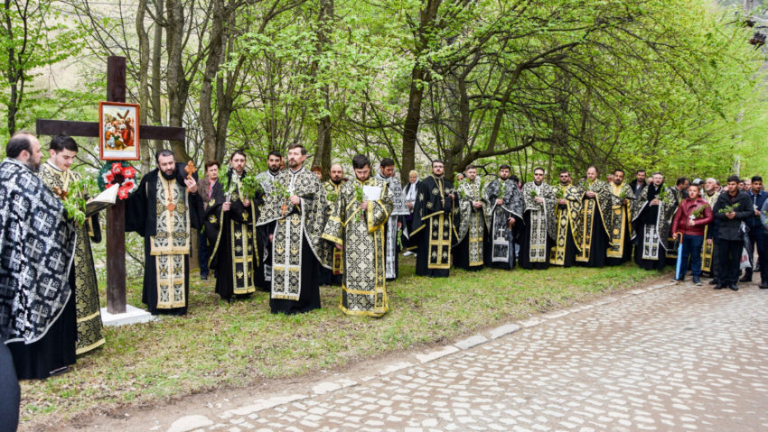 [AUDIO] În ajunul praznicului Floriilor, Preasfințitul Părinte Lucian – Episcopul Caransebeșului a urmat Calea Sfintei Cruci în Ciudanoviţa