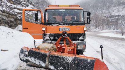 Iarnă în aprilie. Se circulă în condiţii de carosabilul umed, cu zăpadă pe drumurile din Caraş-Severin