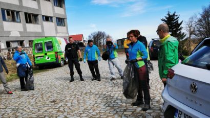 [AUDIO-FOTO] Peste 100 de voluntari: adulţi, copii şi jandarmi, cu toţii şi-au unit forţele şi au ecologizat staţiunea montană Semenic