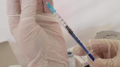 Pune şi tu umărul, vino să te vaccinezi împotriva COVID-19, maratonul de la Reşiţa continuă. Nu au fost semnalate incidente