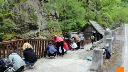 [FOTO] Hai la Rudăria, o acţiune organizată de Asociația Acasă în Banat: Peste 200 de voluntari, aproape 3.000 de ore de muncă şi peste 1.000 de saci de gunoi