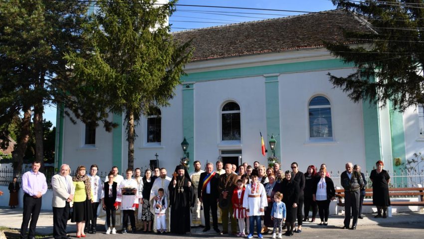 [AUDIO -FOTO] Episcopul Caransebeșului a târnosit biserica din Parohia Vărădia