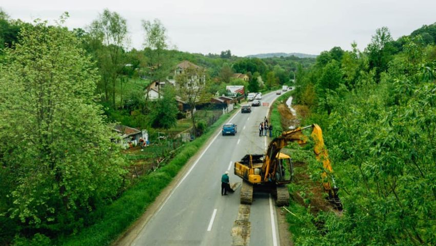 Porţile de intrare în Reşiţa arată sub orice critică. Primarul Ioan Popa a pus gând rău construcţiilor ilegale