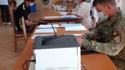 Echipele mobile ale Spitalului Militar Timişoara ajung astăzi la şcolile din Buziaş pentru a imuniza împotriva SARS CoV-2 atât elevii cât şi persoanele vârstnice