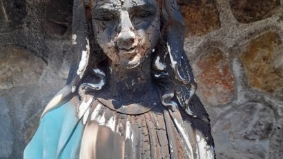 [FOTO-AUDIO]Sacrilegiu la Doman. Statuia Preacuratei Fecioare Maria a fost distrusă de răufăcători. Poliţia a deschis o anchetă