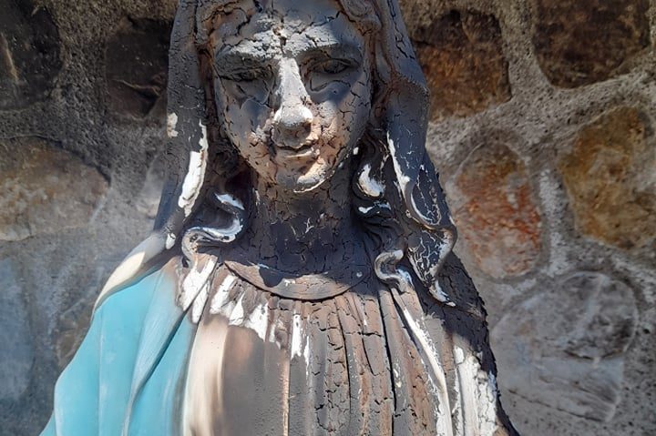 [FOTO-AUDIO]Sacrilegiu la Doman. Statuia Preacuratei Fecioare Maria a fost distrusă de răufăcători. Poliţia a deschis o anchetă