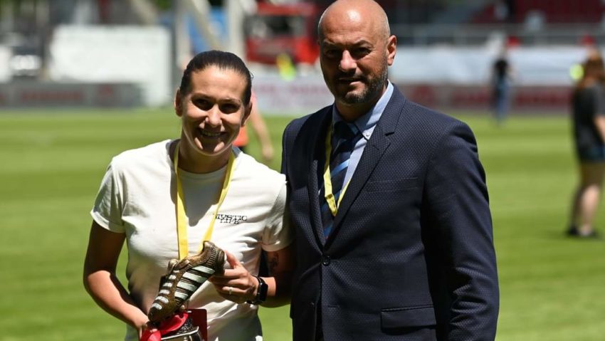 [FOTO-AUDIO] Laura Rus este golgheterul Ligii I de fotbal. A primit trofeul de la selecționerul Cristian Dulca