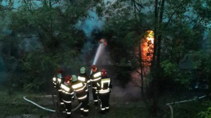 [VIDEO-FOTO]UPDATE Locomotiva unui tren de marfă încărcat cu cereale, aflat în stația Poarta, a luat foc