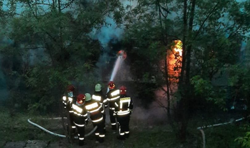 [VIDEO-FOTO]UPDATE Locomotiva unui tren de marfă încărcat cu cereale, aflat în stația Poarta, a luat foc