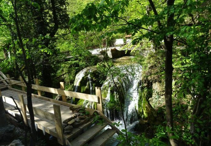 [AUDIO] O pasarelă suspendată va facilita accesul turiştilor, în siguranţă, către Cascada Bigăr. Primăria Bozovici reamenajează popasul turistic de la Paralela 45