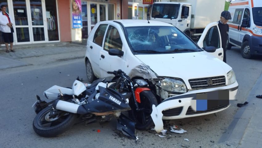 [FOTO] Accident la Oravița între un autoturism și o motocicletă