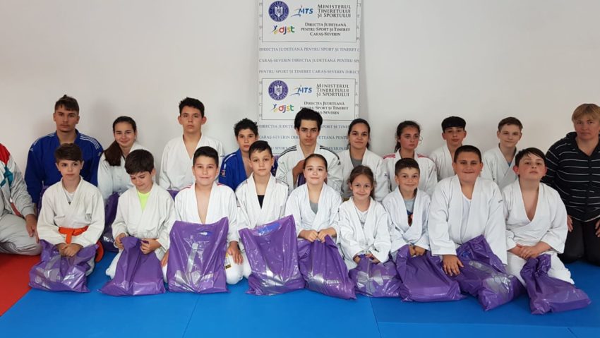 [FOTO-AUDIO] Concurs cu premii dulci pentru tinerii judoka din Reşiţa