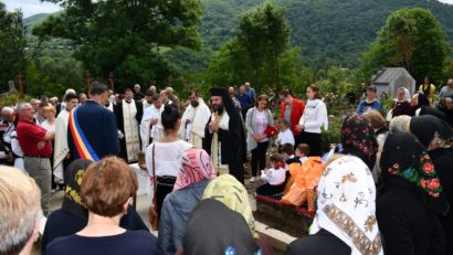 [AUDIO-FOTO] În prag de Rusalii, Preasfințitul Părinte Lucian, Episcopul Caransebeșului comemorează adormiţii în Domnul din parohiile eparhiei