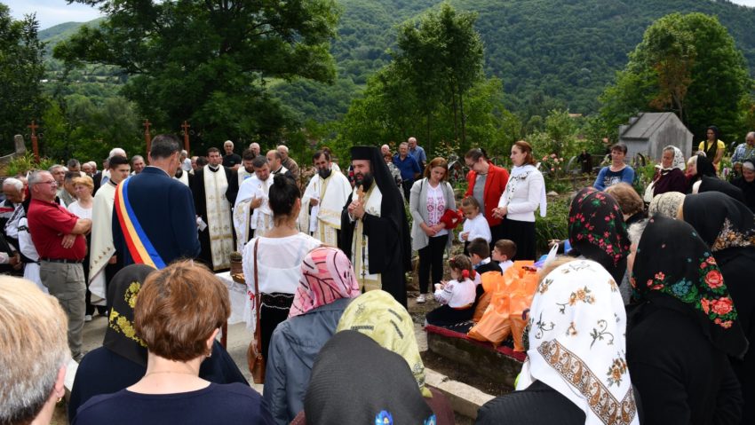 [AUDIO-FOTO] În prag de Rusalii, Preasfințitul Părinte Lucian, Episcopul Caransebeșului comemorează adormiţii în Domnul din parohiile eparhiei