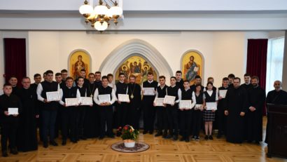 [AUDIO] Elevii seminarişti cu merite la învăţătură au fost premiaţi de Preasfințitul Părinte Lucian, Episcopul Caransebeșului