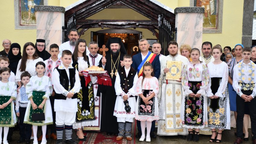 [FOTO-AUDIO] Parohia Petroşniţa, în sărbătoare. Biserica renovată de aici a fost sfinţită de Episcopul Caransebeşului