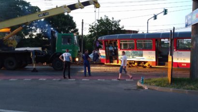 [FOTO] Arad: Pasageră rănită după ce un tramvai a deraiat