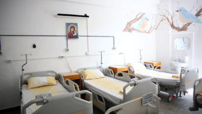 Lucrările de reabilitare continuă la Staţionarul III din Reşiţa. Cadre medicale, tineri şi vârstnici, cu toţii pun umărul şi îndeamnă comunitatea să le urmeze exemplul